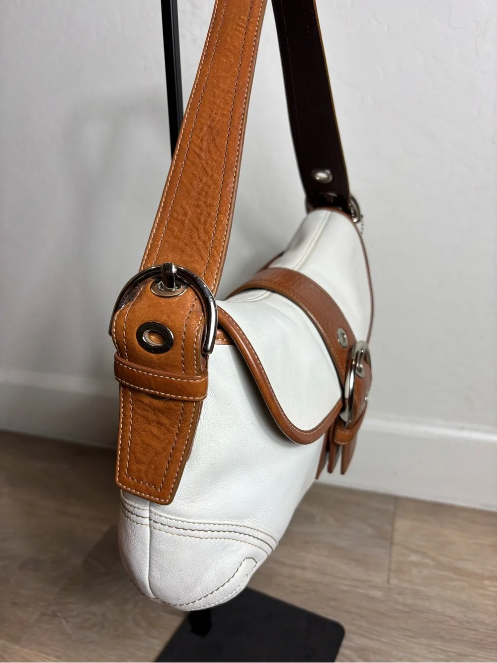 Coach Soho White Leather Buckle Shoulder Bag Brown Trim Y2K Purse